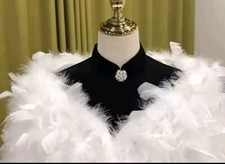 Coprispalle Elegante In Piume Di Struzzo Colore Bianco.