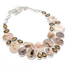 Collana con pietre preziose al