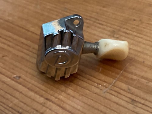 Danelectro logo tuning peg - 'd',