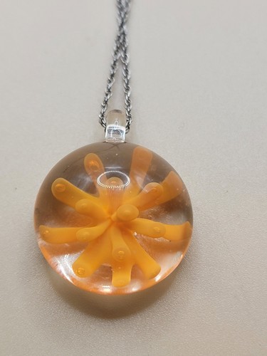 Collana con ciondolo fiore