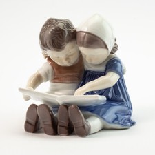 STATUINA PORCELLANA ROYAL COPENHAGEN BING&GRONDAHL "Bambini che Leggono" 1567