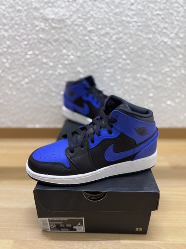 Nike air jordan mid - air,