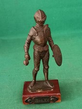 VECCHIA STATUA STATUETTA CAVALIERE GUERRIERO MEDIEVALE OTTONE BASE LEGNO. DA21