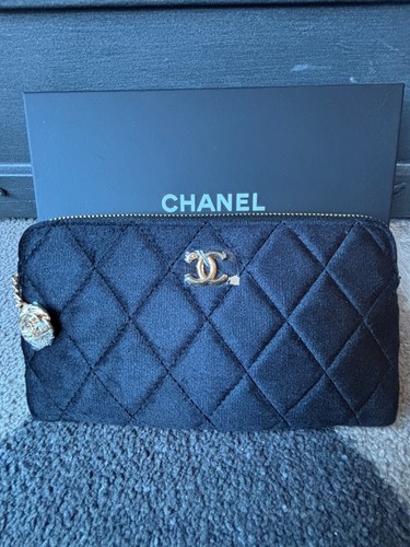 Chanel black quilted - quilted, zip