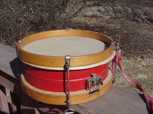 Tamburo giocattolo con teste - tamburo,