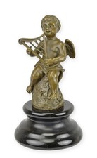 Una scultura in bronzo di un