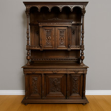 Importante buffet rinascimentale in noce