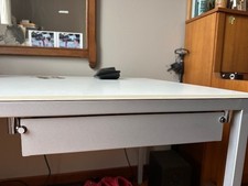 scrivania bianca con cassetti