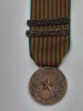 MEDAGLIA GUERRA 40/43 CON 2 BARRETTE METALLICHE FASCETTE ANNO 1941 1940 / 1943