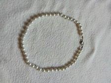 Collana con perle sintetiche