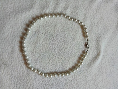 Collana con perle sintetiche