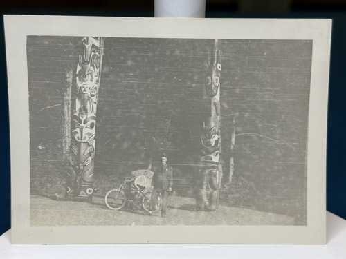 Uomo con bici native totem - di,