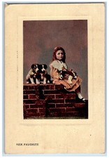 1910 Bambina seduta sulle scale con i suoi cani cucciolo Franklin PA antica cartolina