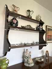 Libreria a muro a tre mensole di legno marrone. 