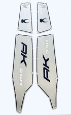 Pedane poggiapiedi Inox Satinato AK 550 Touring Kymco Sfondo Nero e Bianco