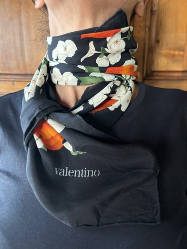 Foulard valentino seta nuovo - valentino,