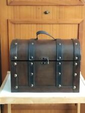 Baule etnico in legno con rifiniture in borchie e pelle. Lavoro artigianale Thai