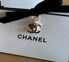 Charm CHANEL 2023 Vacanze Natale Edizione Limitata Novità Logo CC Charm Oro