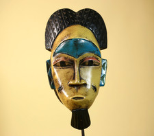Maschera africana intagliata a