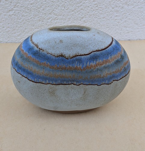 Vase rond méplat - , signé