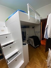 Letto a soppalco con scala integrata fatto da un falegname