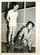1955 LONDON - BOXE Nazzareno GIANNELLI checks his weight with Aldo SPOLDI *Photo