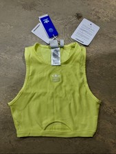 Adidas, crop top a costine