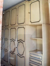 Guardaroba antico bianco con bordini celesti