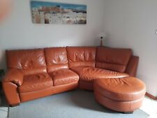 Divano in pelle, L. cm. 270, con pouf e tavolino posteriore.