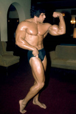 Lou Ferrigno flexes in New