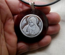 CIONDOLO CAMMEO SARDONICO (MADONNA DI LURDES  ) CON LACCIO IN CAUCCIU IN OMAGGIO