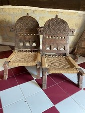 Coppia di sedie indiane, basse, pieghevoli, in legno e corda, XX secolo