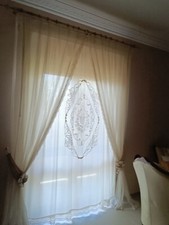 Tende Arredamento complete di bastoni e centri tavola.