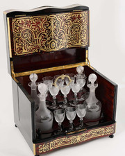 Antico mobile per liquori