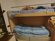 letto a castello in legno, scaletta, sbarra in metallo e 1 materasso inclusi 