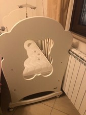 Cameretta neonato bianca completa di armadio, culla e cassettiera.