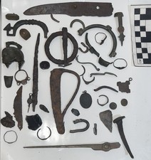 Lotto di antichi manufatti