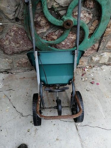 Spargi sale concime spandisale