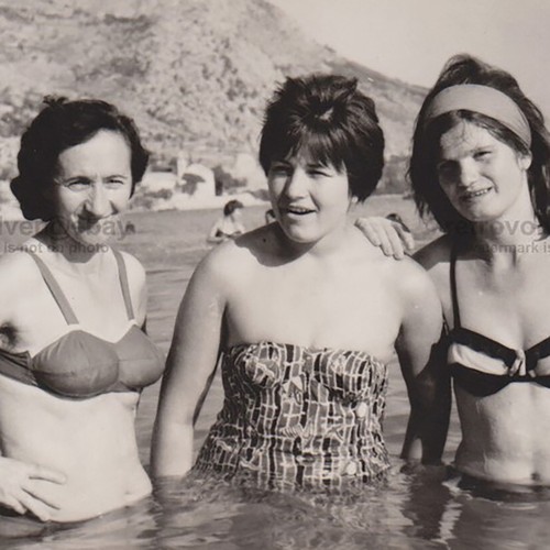 Tre bellissime donne curvy - , in