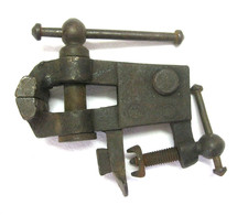 Vecchia piccola morsa / morsa da fabbro / morsa da tavolo con morsetto