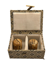 ARTE ORIENTALE COPPIA DADI PIETRA PAESINA SCATOLA DI SETA CINESE CON CHIUSURA