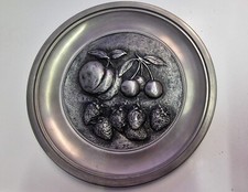 PIATTO ARTISTICO DECORATIVO IN PELTRO 95% 23cm cesellato a mano