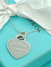 Collana con ciondolo targhetta