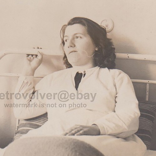 Bella giovane donna persa nel