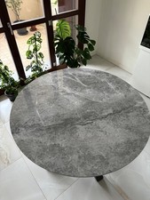 Tavolo tondo  in marmo grigio 
