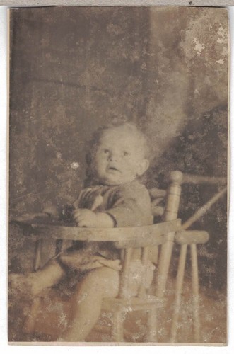 082 bambino sul seggiolone - 082,