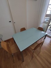 Tavolo In Vetro  Con 4 Sedie In Legno