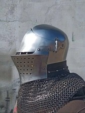 Elmetto cavaliere medievale in