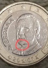 Moneta da 1€ 2007 Spagna con Materiale in Eccesso sotto al Mento