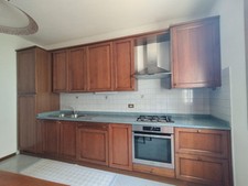 Cucina e vetrina in legno usata in buono stato, pensili con scanalature.